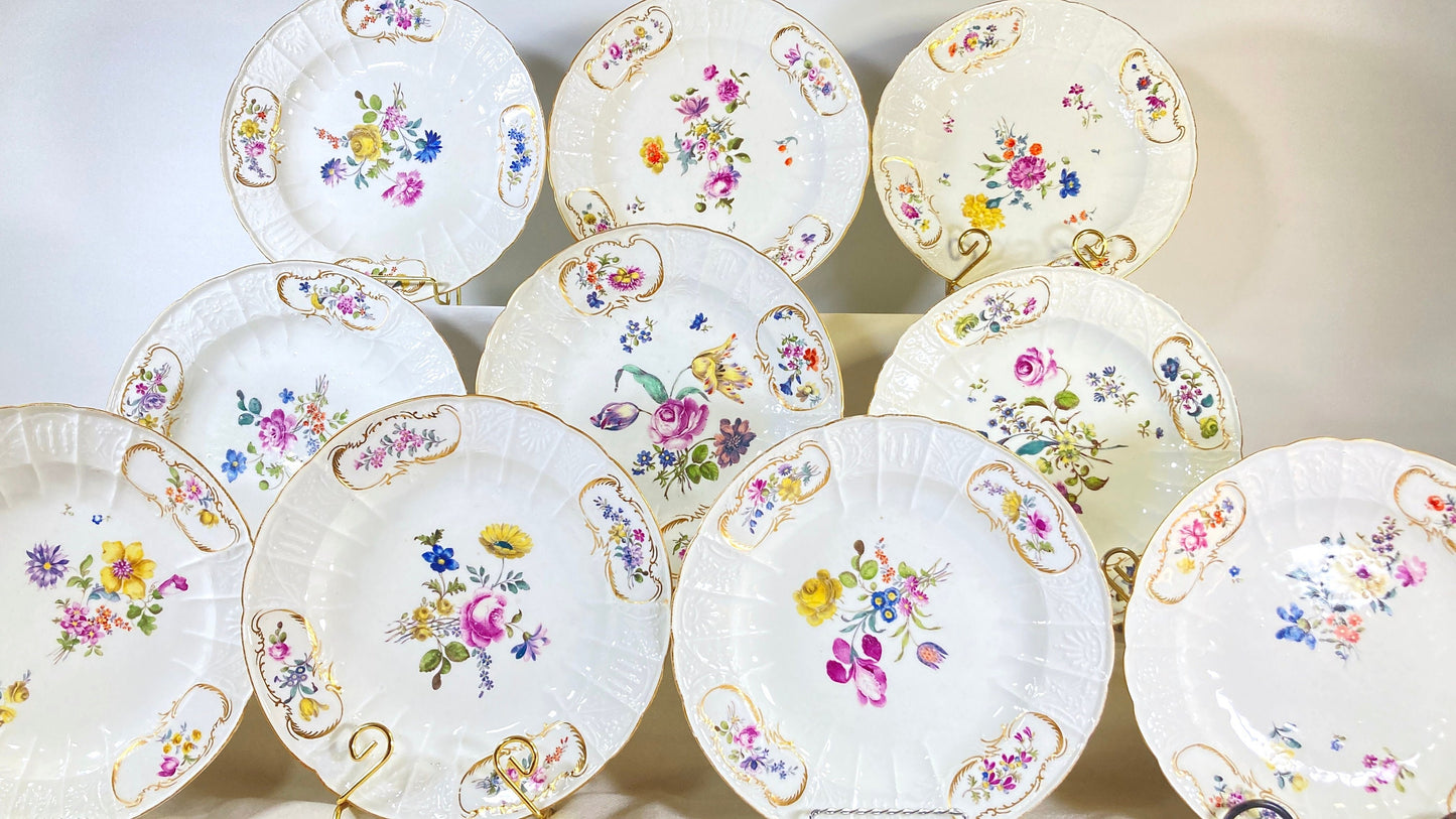 Set of 10 x antique Meissen (1815-1860) 9.5'' plates, hand-painted floral motif and gold rim, exquisite