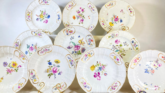 Set of 10 x antique Meissen (1815-1860) 9.5'' plates, hand-painted floral motif and gold rim, exquisite