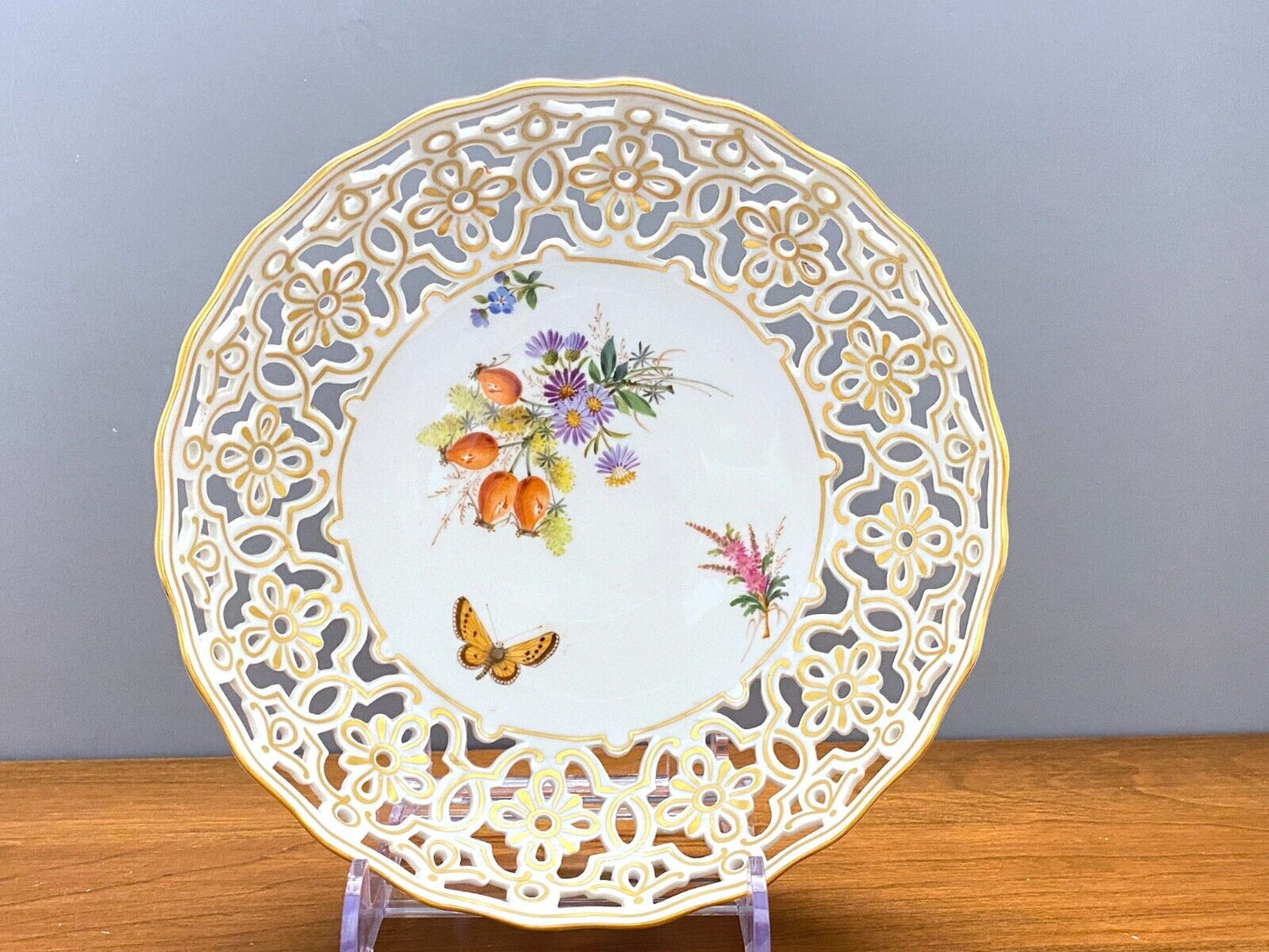 Meissen Reticulated bowls, hand-painted flower, gold accents, 1st choice