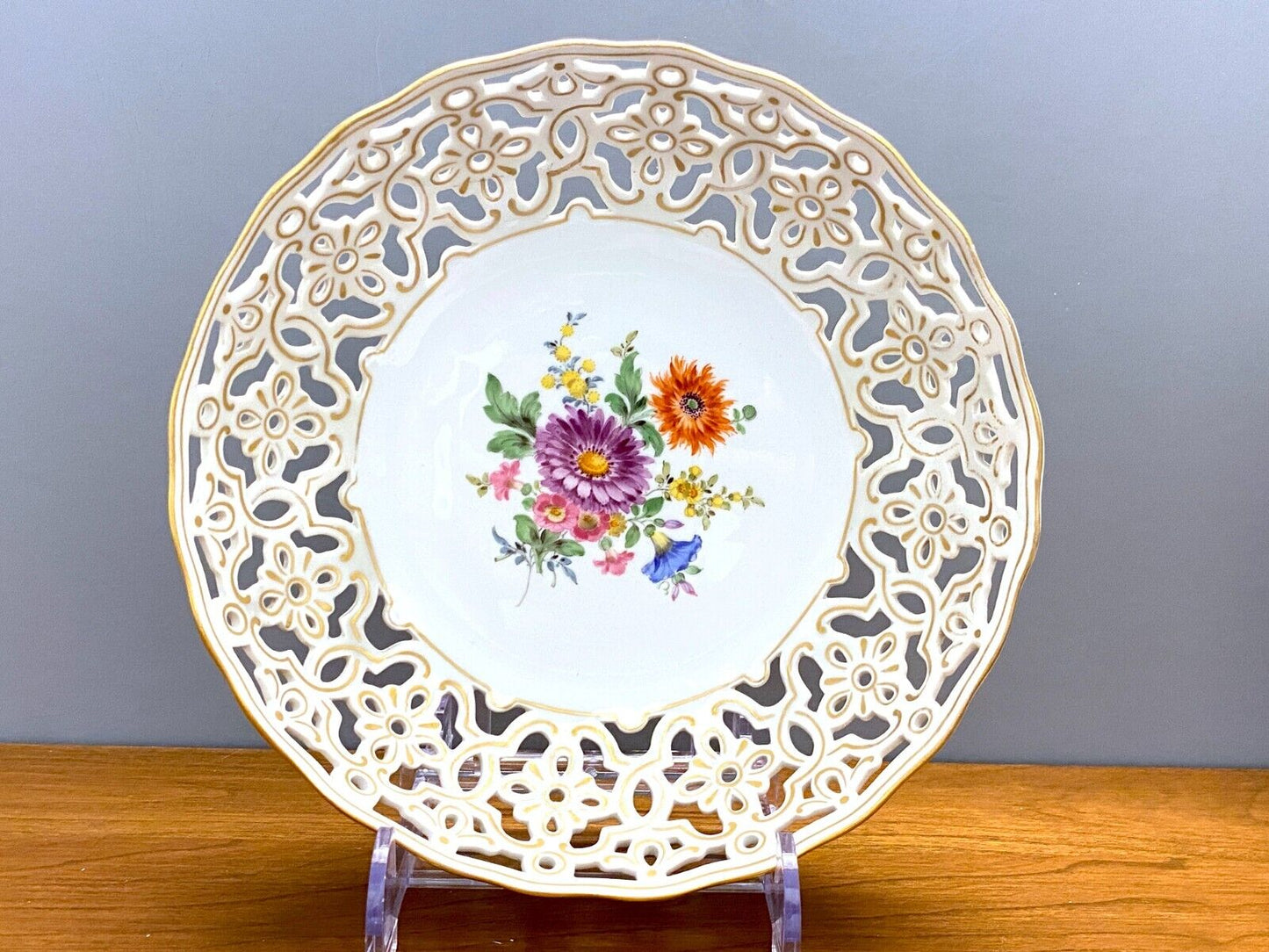 Meissen Reticulated bowls, hand-painted flower, gold accents, 1st choice