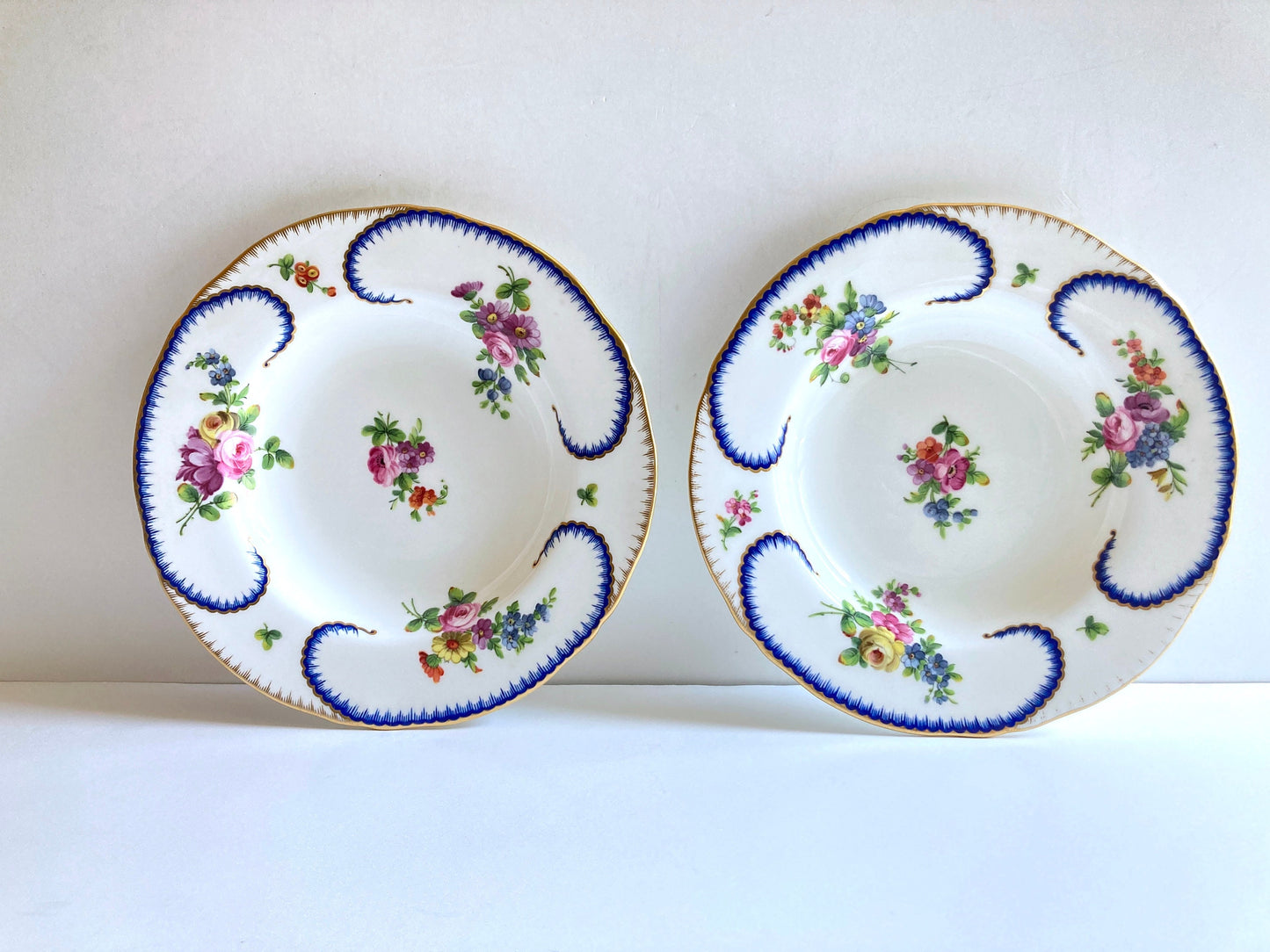 A pair of Minton after Sevres "Feuille-de-Choux" rimmed bowls, 8.5'', handpainted and gilt rim, bone china, ca. 1870s, exquisite