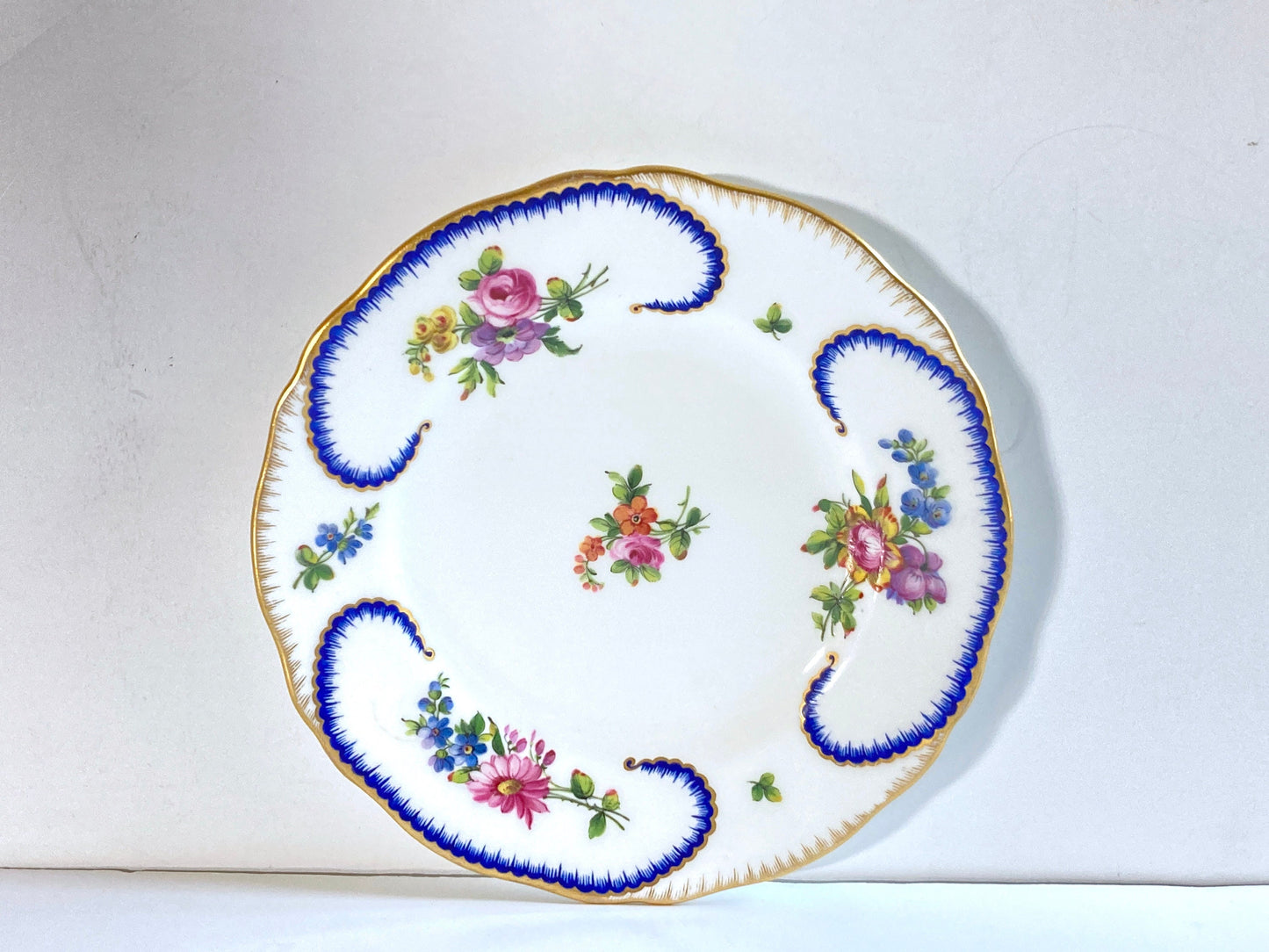 Set of 6 Minton after Sevres "Feuille-de-Choux" plates, 8'', handpainted and gilt rim, bone china, ca. 1870s, exquisite