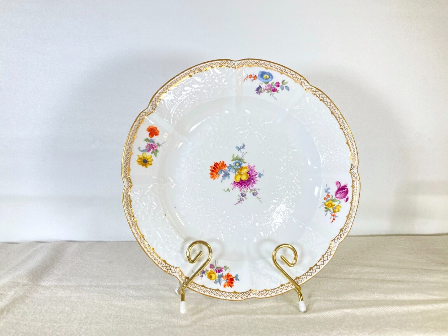 Set 11 x Meissen floral motif rimmed bowls, gold accent, Relief pattern, c1700s